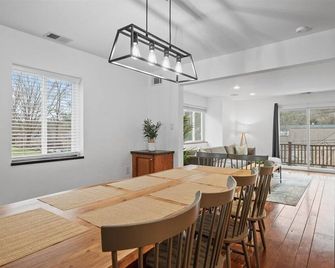 Spacious House w/ Pool @Wexford - Wexford - Dining room