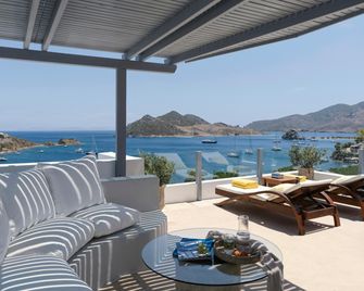 The Petra, Small Luxury Hotels of the World - Chora - Balcón