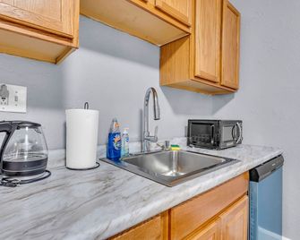 Historic Cozy Haven in Little Italy - Cleveland - Kitchen