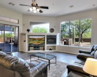 Custom Home! 2+ Acres True Indoor-outdoor Living! - Carefree - Living room