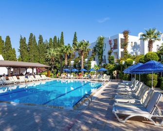 Natur Garden Hotel - Bitez - Piscina
