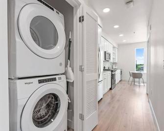 Downtown Luxury 1bd- Poo Spa Bowl Golf Gym Parkng - Salt Lake City - Laundry facility