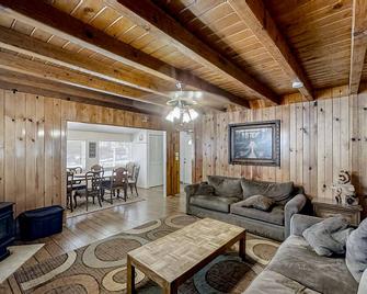 Charming and Inviting Mountain Retreat w\/ Deck - Walk to Shaver Lake Village - Shaver Lake - Wohnzimmer