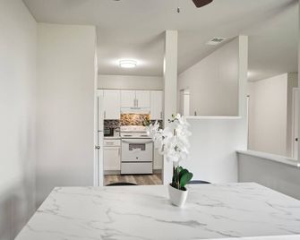 Historic Charm Meets Modern Comfort: The Chateau - Wilmington - Dining room