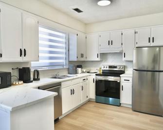 Cozy 3B Home in Prime Location w/ 2 Free Parking - Vancouver - Phòng bếp