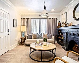 Cozy Winter Studio Fast Wifi Queen Bed 3 - Oklahoma City - Living room