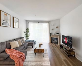 Stylish 1bd apt in Marina Del Rey w FREE parking - Marina del Rey - Living room