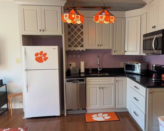Cozy & convenient studio apartment with a view of Death Valley. - Clemson - Kuchyň