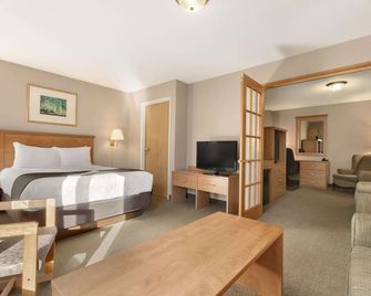 Days Inn & Suites by Wyndham Thunder Bay - ת'אנדר ביי - חדר שינה