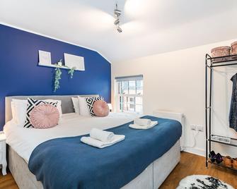 Town Center Apartment, 55'' Smart Tv, Netflix, Amazon Prime Tv, Super King Bed - Andover - Bedroom