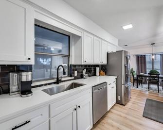 Ultimate Comfort & Modern Elegance in our Renovated Pool House with Hot Tub - Carrollton - Kitchen