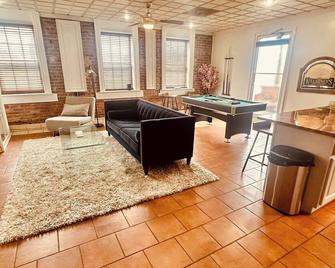 The Rail House Loft B - Gadsden - Wohnzimmer