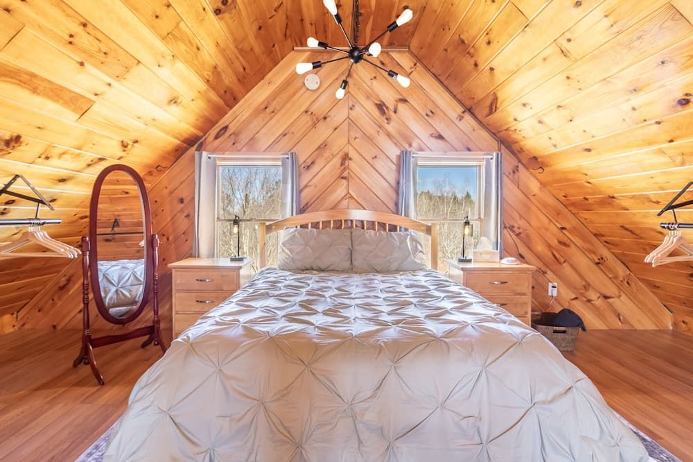 Cozy Cabin by the Creek - 7 Miles from Acadia National Park! - Trenton - Ložnice
