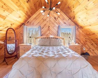 The Babbling Brook Bungalow - 7 Miles from Acadia National Park! - Trenton - Ložnice
