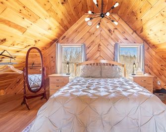 Cozy Cabin by the Creek - 7 Miles from Acadia National Park! - Trenton - Ložnice