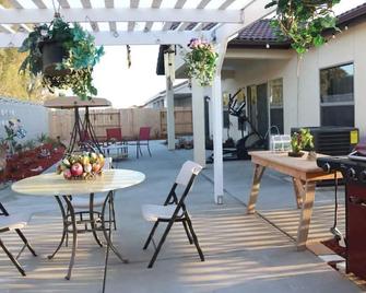 Brand New Home Close to Sequoia /w Tub & Games - Visalia - Patio