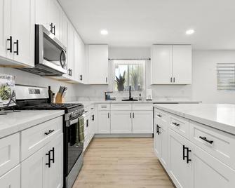 Spacious Home in the Heart of Central Phoenix - Phoenix - Kitchen