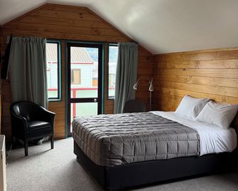 Smoke Lake Hot Springs Lodge & Camp - Rotorua