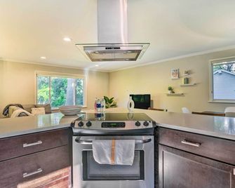 Pet-Friendly Michigan Home 5 Mi to State Park! - West Bloomfield - Kitchen