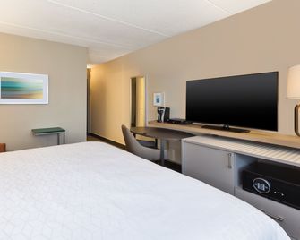 Holiday Inn Westbury-Long Island By IHG - Carle Place - Bedroom
