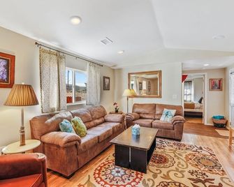 Rural, high desert, private. Hot Tub, fire pit, fully fenced, views for days! - Flagstaff - Sala de estar