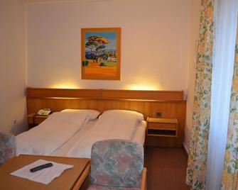 Hotel Drei Schweizer - Нойвід - Спальня