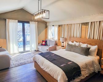 Outdoorsy Yosemite - Bass Lake - Bedroom