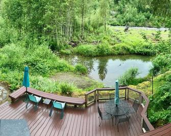 Spectacular Riverfront Chalet w Expansive Views, Hot Tub, Perfect Ski Retreat! - Skykomish - Patio