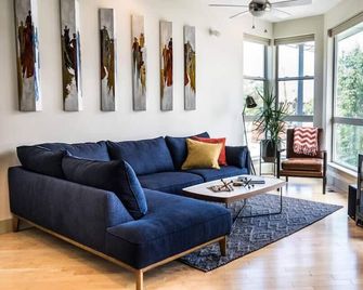 Unique townhome in Denver's best location with rooftop hot tub - Denver - Sala de estar