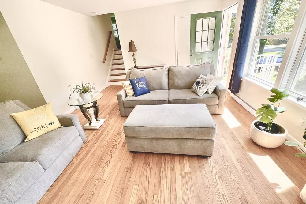 Spacious 4BR House Close to Everywhere - State College - Living room