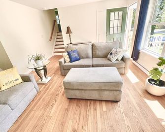 Spacious 4BR House Close to Everywhere - State College - Living room