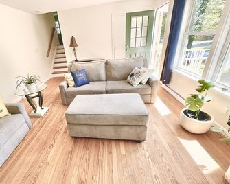 Spacious 4BR House Close to Everywhere - State College - Living room