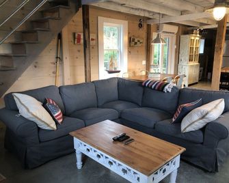 Center of CT shoreline. - Clinton - Living room