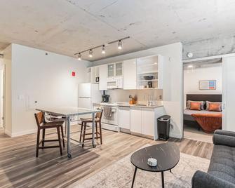 Sleek downtown Cleveland apartment - Cleveland - Kitchen