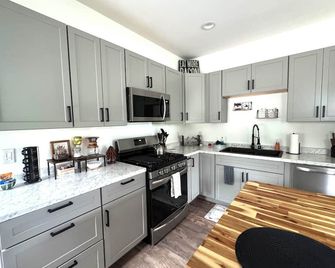 Guesthouse w/king bed, lots of amenities, & close to town - Wasilla - Kitchen