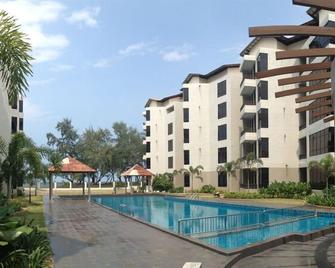 Samsuria Beach Resort & Residence - Balok - Pool