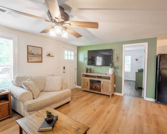 The Bird House – Charming Downtown Lebanon Stay, Pets Welcome! - Lebanon - Vardagsrum