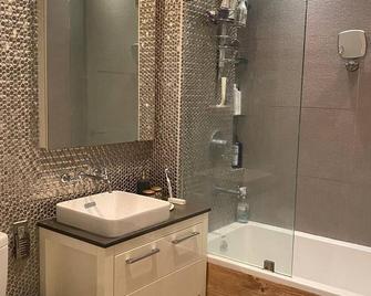 Pristine mini loft in luxury building in LIC - Queens
