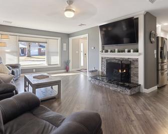 Family-Friendly home in Rochelle, IL - Rochelle - Living room