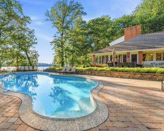 Waterfront oasis, tranquil masterpiece for relaxing and recreating beautifully - Centreville - Piscina