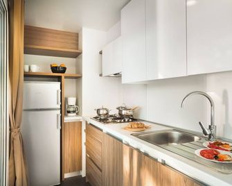 Aminess Style Camping Atea Glamping & Holiday Homes - Njivice - Cocina