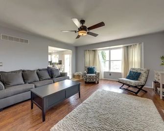 Families Welcome! Spacious Ofallon Home - O'Fallon - Soggiorno