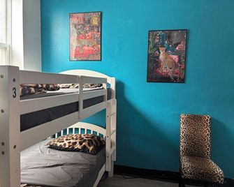 Queen Nest Hotel - Toronto - Bedroom