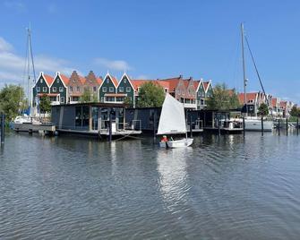 Houseboat in Volendam near Fort Edam - Volendam - Gebäude