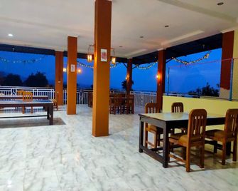 Gadjah Mada Hall Cafe & Penginapan Hostel - Pacet - Innenhof