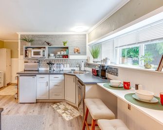 Charming Updated Retreat Walk to Lake Stevens! - Lake Stevens - Cocina
