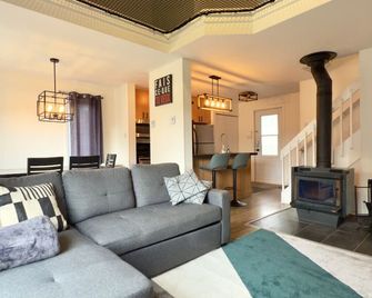 The Mont-Sainte-Anne Hideaway - Beaupre - Living room