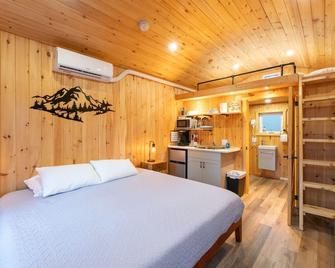 Big Bear Micro Cabin with loft at Spotted Bear Retreat - Martin City - Bedroom