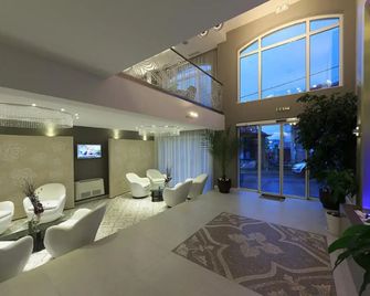Agusta Hotel, Garden & Spa - וליקו טרנובו - לובי