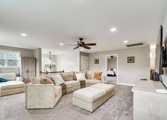 Spacious Home with Fireplace - Near Pinehurst Golf! - Pinehurst - Living room